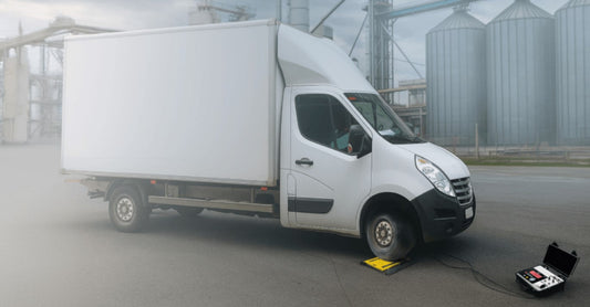 Vrachtauto die rijdt over een asweger voor het voorkomen van overbelading